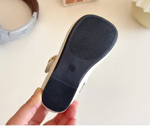 Nahaufnahme der rutschfesten Gummisohle mit Wellenmuster für Mädchen Mary Jane Schuhe