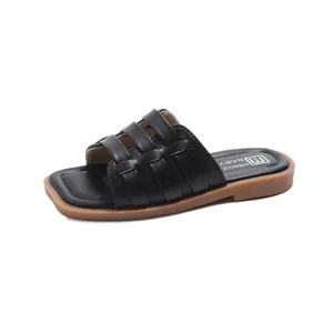 Sandales noires pour filles avec cuir tressé et semelle plate en caoutchouc marron