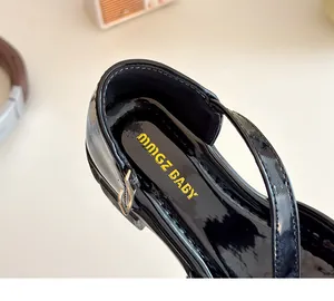 Nahaufnahme schwarzer Lackleder-Mary-Janes für Mädchen mit glänzendem Finish