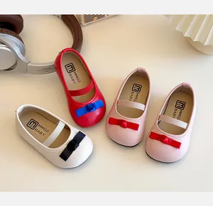 Detailansicht der Mary Jane Ballerinas mit Schleife für Mädchen in Rot und Beige