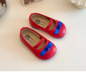 Makro-Detail von roten Mary Jane Schuhen mit blauer Schleife und Marken-Innensohle