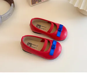 Detaillierte Makroansicht roter Mary Jane Schuhe aus mattem Leder mit blauer Schleife