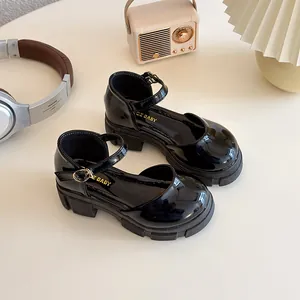 Glänzende schwarze Lackleder-Mary Janes für Mädchen mit dicker Sohle und Metallschnalle