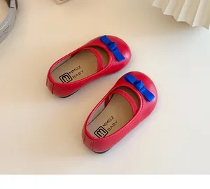 Detailansicht roter Mary Jane Schuhe für Mädchen mit kontrastierenden blauen Schleifen