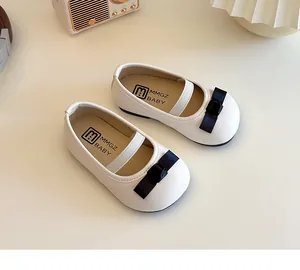 Draufsicht cremefarbene Mary Jane Mädchenschuhe mit schwarzer Schleife und Band
