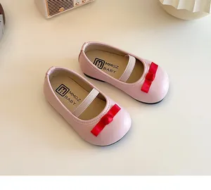 Detail von rosa Mary Jane Schuhen für Mädchen mit roter Satinschleife und Gummiband