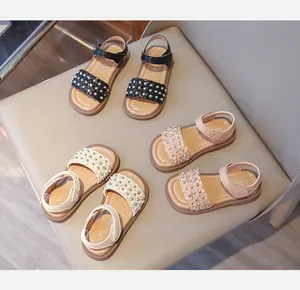 Vue détaillée de sandales pour filles en noir, beige et rose avec des fleurs découpées