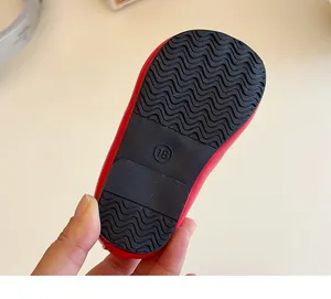 Nahaufnahme der Mädchen Prinzessin Schuhe mit schwarzer rutschfester Gummisohle und Profil