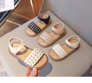 Détail de sandales de princesse pour fille avec brides à perles et fermeture velcro