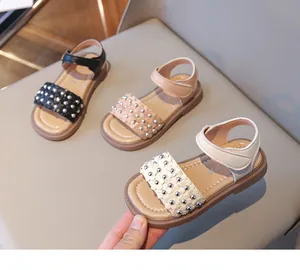 Détail de sandales de princesse pour filles en noir, rose et beige avec perles
