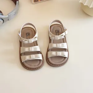 Sandali da bambina color crema con tre fiocchi e suole piatte morbide antiscivolo