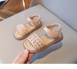 Détail de sandales roses pour filles avec fleur 3D en cuir et fermeture velcro