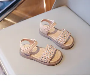 Gros plan de sandales roses pour filles avec fleurs 3D, perles et fermeture à scratch