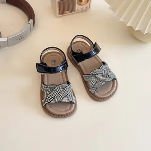 Sandalias negras para niñas con pedrería y cierre de velcro para el verano
