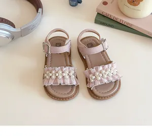 Sandali rosa da bambina stile principessa con perle, strass e dettagli in pizzo mesh