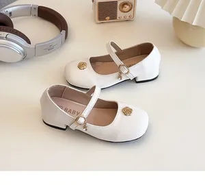 Dettaglio di scarpe Mary Jane bianche per bambina con rosa dorata e strass luminoso