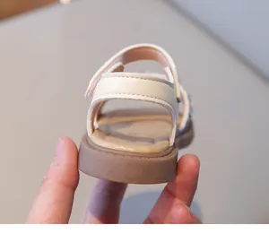 Détail de sandales crème pour filles avec tige en cuir et semelle en caoutchouc durable