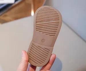 Détail de la semelle antidérapante taille 23 pour sandales plates princesse pour filles