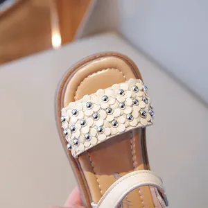 Sandales de princesse beiges pour filles avec fleurs 3D et clous métalliques