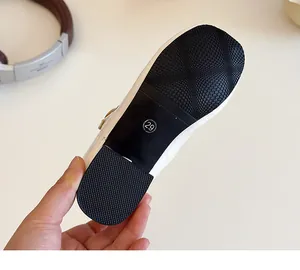 Dettaglio della suola in gomma antiscivolo taglia 29 con texture su scarpe bianche da bambina