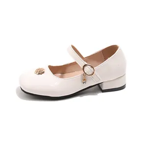 Scarpe Mary Jane bianche in vernice per bambina con rosa dorata e ciondolo in strass