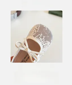 Gros plan d'une chaussure de princesse blanche pour fille avec dentelle et petit nœud