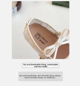 Détail de la semelle intérieure respirante avec logo sur les chaussures princesse en maille