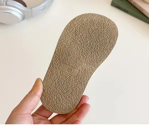 Primer plano de la suela antideslizante con textura y talla 23 para sandalias de niña