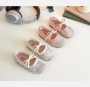 Détails de chaussures Mary Jane en dentelle rose et blanche avec nœuds pour filles