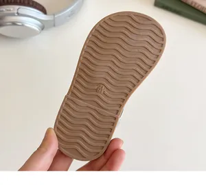 Detailopname van antislip rubberen zool met golfpatroon voor kindersandalen