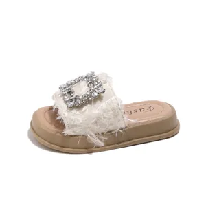 Chanclas chic de felpa blanco roto para niña con hebilla de strass y plataforma