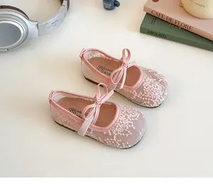 Détail des babies roses en dentelle pour filles avec nœud mignon et semelle souple