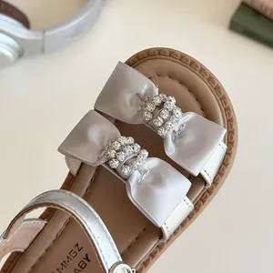 Zilveren meisjessandalen met strass strik en antislipzool voor de zomerdagen