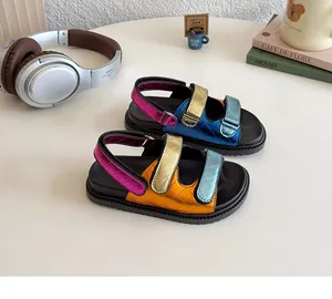 Detailansicht bunter Mädchensandalen mit gesteppten Riemen und rutschfester schwarzer Sohle