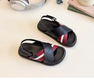 Λεπτομέρεια από το ρυθμιζόμενο velcro και την αντιολισθητική σόλα στα παιδικά μαύρα πέδιλα