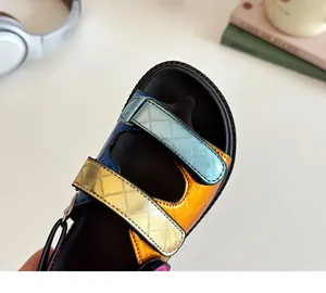 Detailansicht der Mädchensandalen mit bunten Metallic-Riemen und gestepptem Rautenmuster