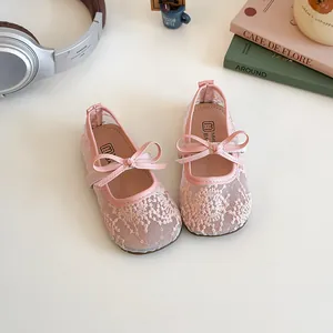 Chaussures Mary Jane rose en dentelle pour filles avec broderie florale et nœud décoratif