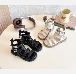 Detalle de sandalias gladiadoras para niña con tiras cruzadas y cremallera posterior