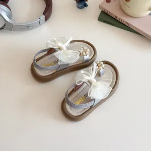 Mädchen-Sandalen für Sommer mit silbernen Riemen, Netzschleife und Perlenblume