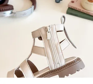 Detalle de sandalias romanas beige con correas caladas y suelas de goma antideslizantes