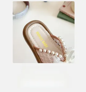 Détail de sandales en maille rose pour filles avec perles et nœud en dentelle respirant