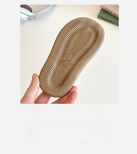 Gros plan de la semelle antidérapante marron avec texture ondulée et pointure