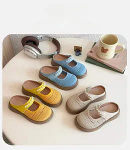 Vue détaillée des chaussons tricotés pour enfants avec perles et semelles épaisses