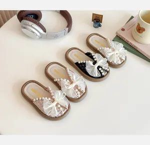 Sandales pour enfants avec grands nœuds en maille et perles en rose, noir et blanc