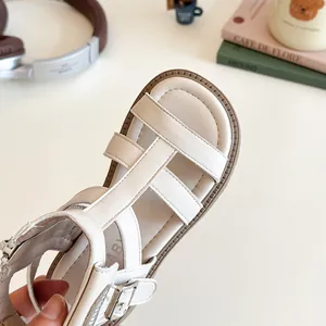 Sandalias romanas beige para niñas con aberturas y suelas suaves antideslizantes