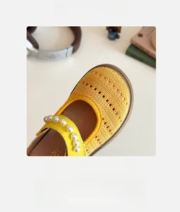 Détails de chaussures Mary Jane jaunes pour enfants avec tricot et bride en perles