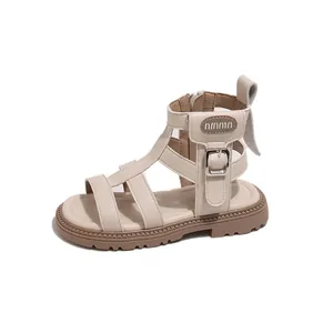 Sandalias romanas beige para niñas con correas huecas y lazo en la cremallera trasera