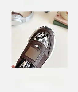 Détails de baskets enfant en cuir grainé marron avec motifs serpent et boucle métal