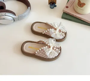 Détails de la sandale rose pour fille avec nœud en dentelle blanche et perles