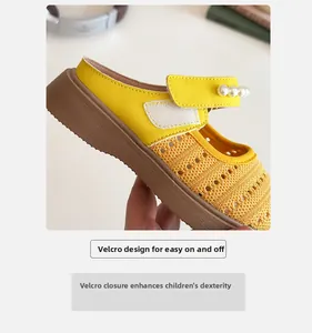 Détail de chaussures Mary Jane jaunes pour enfants avec maille et bride à perles Velcro